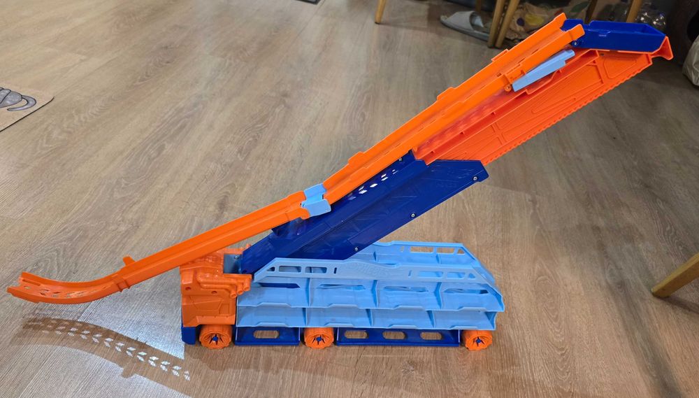 Hot Wheels TRUCKS автовоз с писта