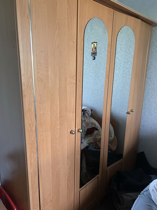 Продам шкаф с туалеьным столиком