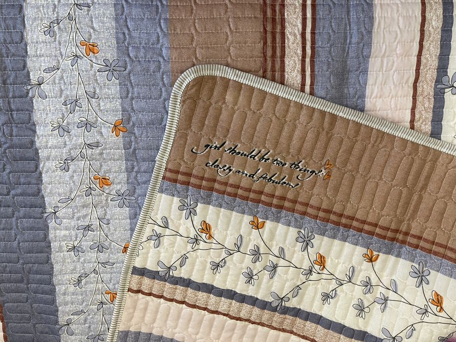 Новое стёганое двустороннее покрывало на кровать размером 210 на 135