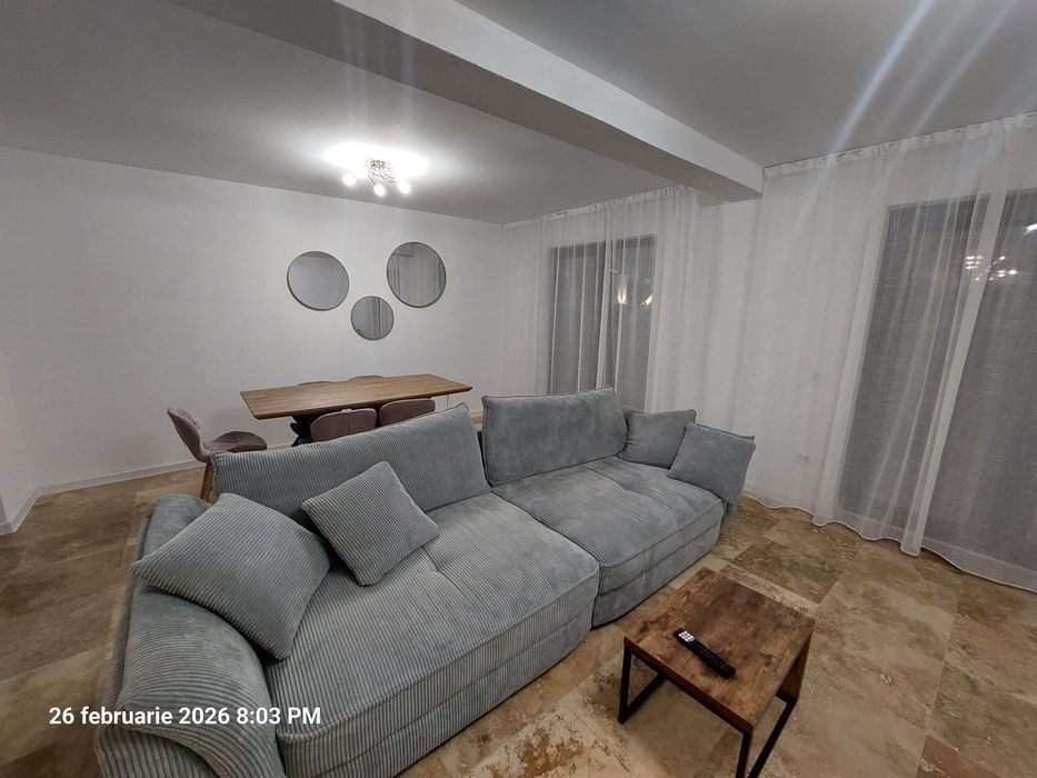 Închiriez jumătate de duplex