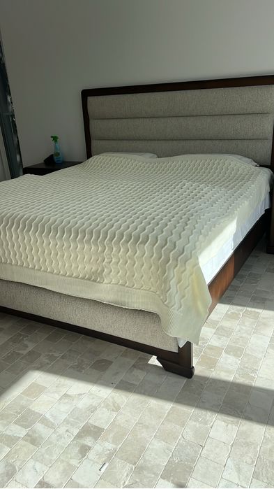Vand set Mobexpert cu pat , saltea, noptiere si comoda