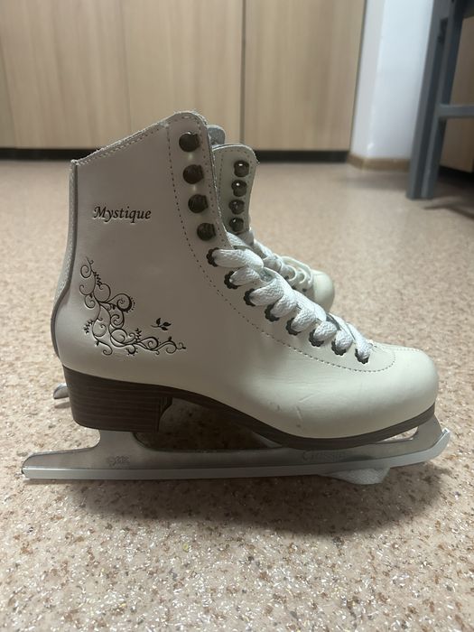 Белые женские коньки