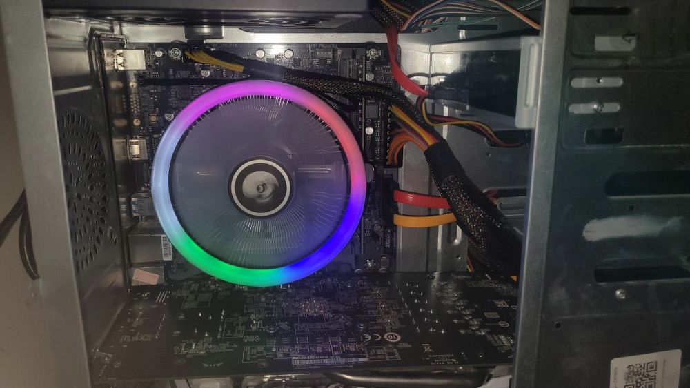 Kompyuter sotiladi (monitor bilan)