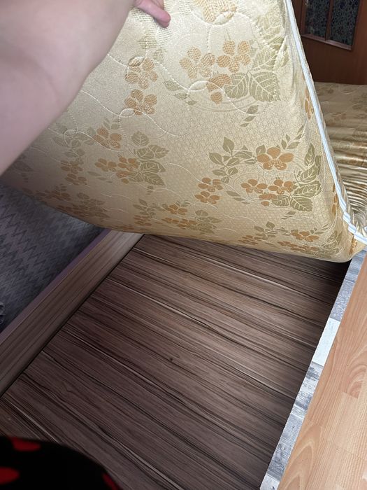 Кровать с матрасом