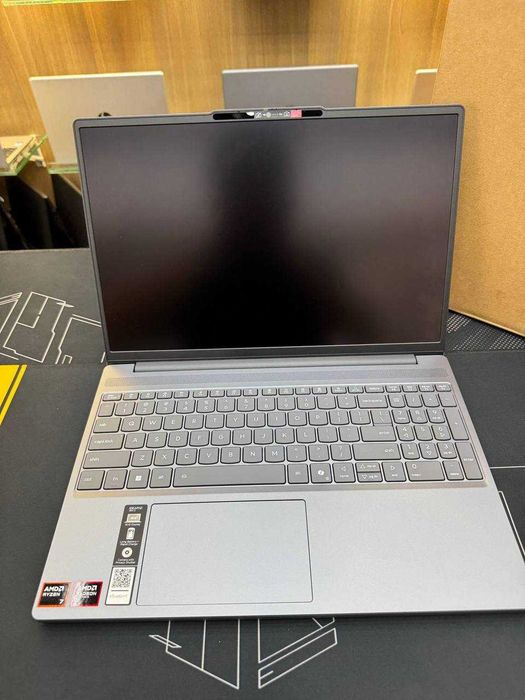 Noutbuk Lenovo IDEAPAD 3 AMD RYZEN 7 8840HS 16/512GB 15.3 FHD IPS