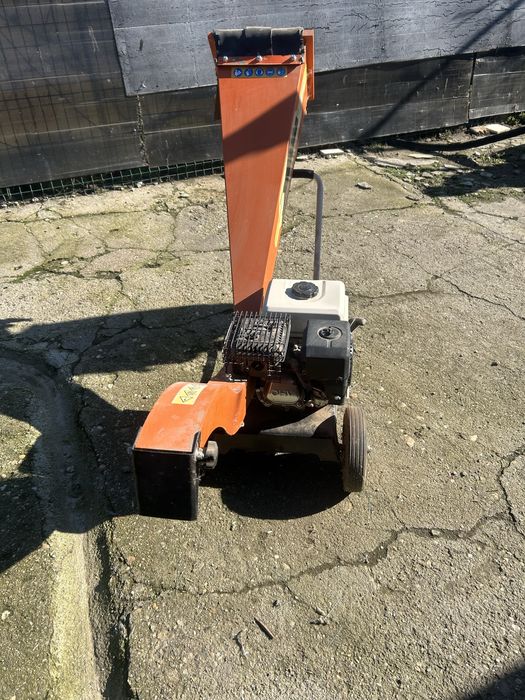 Vând tocător crengi , consum mic