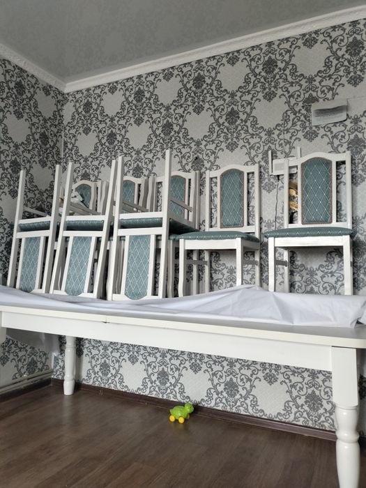 Стол со стульями