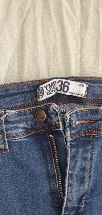 Продавам различни модели дънки и два чифта на Bershka