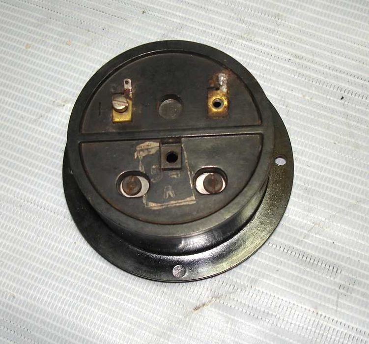 Аналогов волтметър със стрелка, произведен в СССР