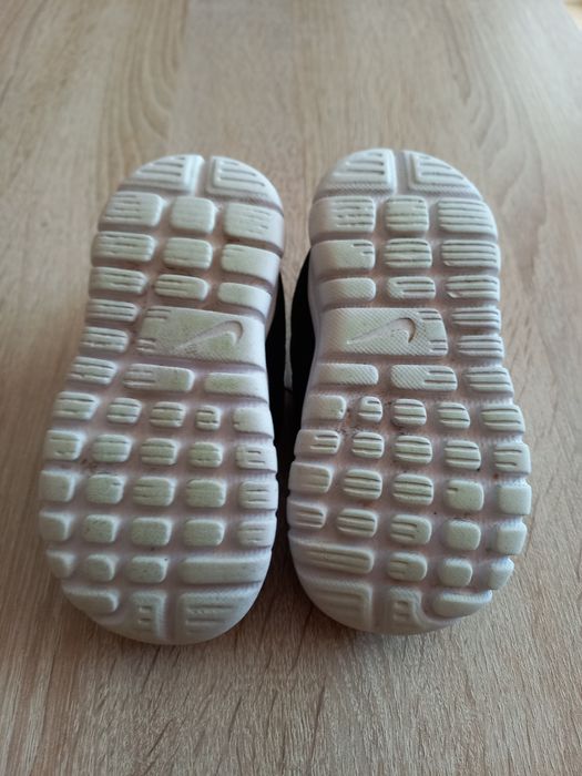 Adidași NIKE,copii marimea 22.Pret 30 lei.
