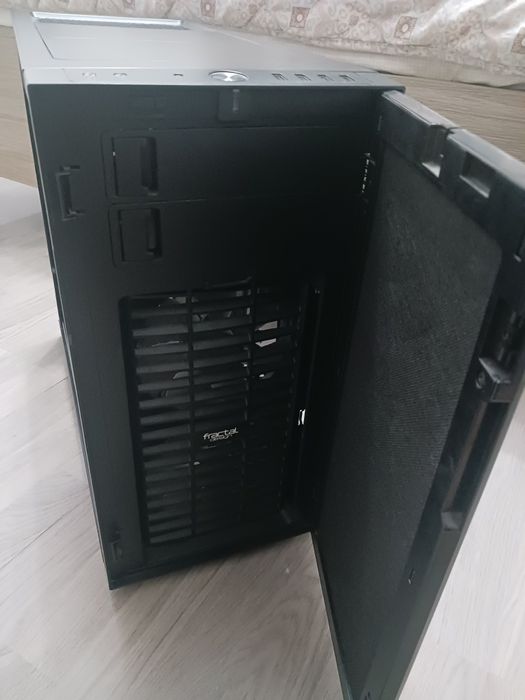 Vând carcasa Fractal Design R5 antifonata cu geam transparent