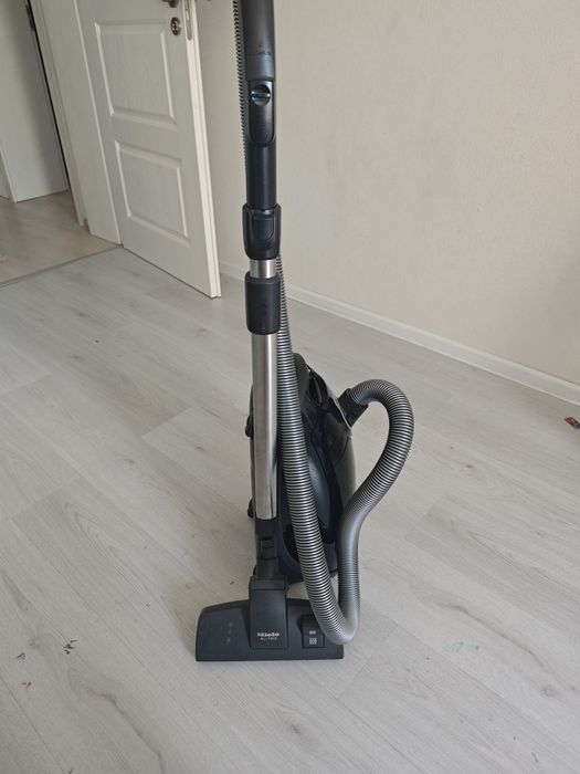 Прахосмукачка Miele Complete C3