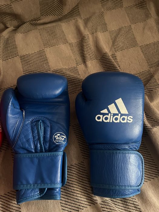 Боксёрский шлем и перчатки