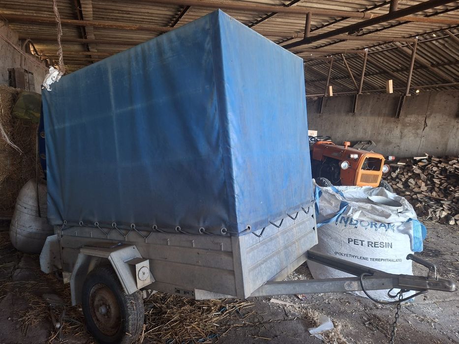 Vand Remorca albastra.