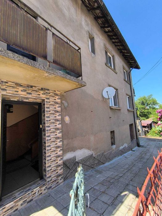 Продавам етаж от къща в гр. Перник кв. Ралица