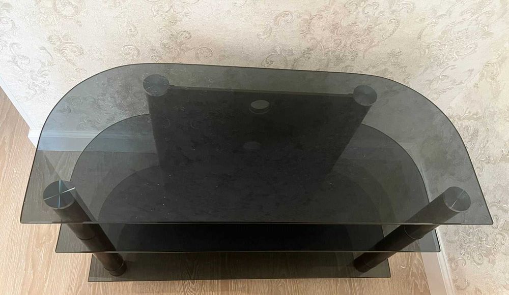 Стеклянный столик под телевизор