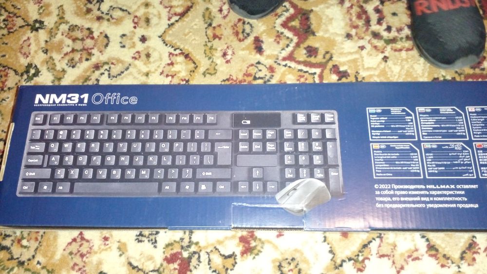 Без проводная клавиатура с мышкой.