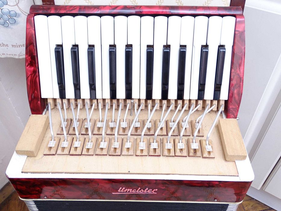 Много запазен стар акордеон Велтмайстер 12 баса