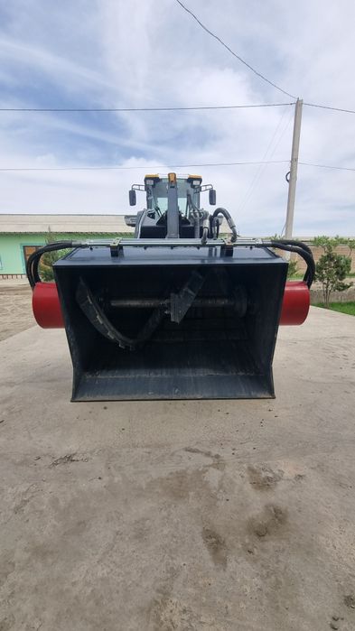 Фронтал погрузчик 1,5куб+микср ковш.