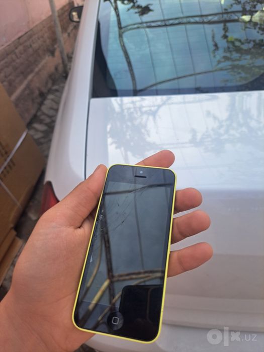iPhone 5 c sotiladi oqi ideal lekin batarekasi yoq holos