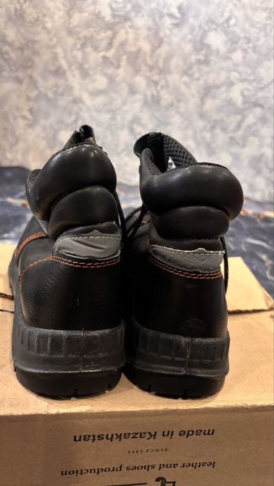 Продам робачие ботинки три пары