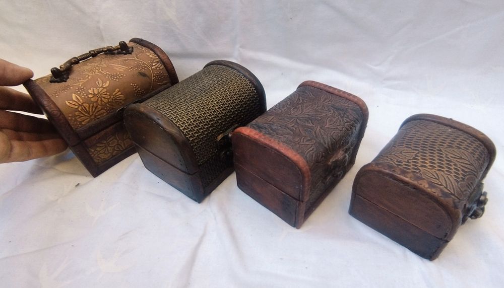 Lot 4 cufere mici din lemn, pentru bijuteri, pentru colectionari.