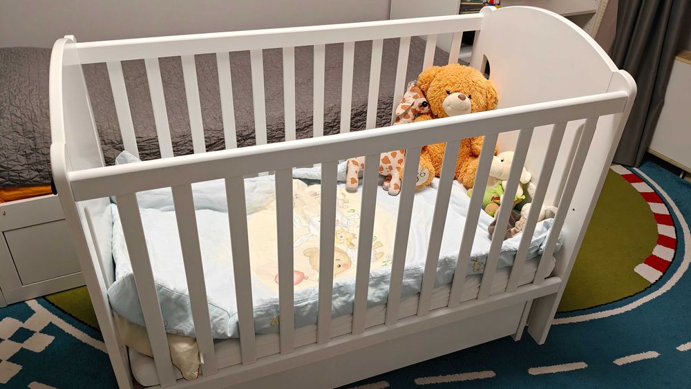 Дървена бяла бебешка кошара Петит Мече на Арбор с люлеещ механизъм.