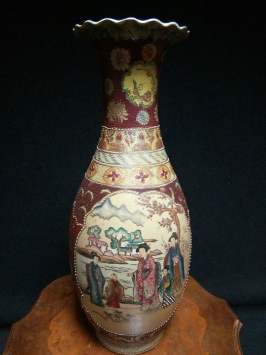 Eleganta vaza de dimensiuni impozante chinezeasca pictata integral manual ,scena specifica stilului ,stare foarte bună,h 65 cm
