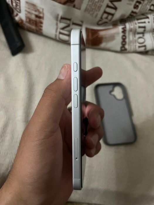 Apple iPhone 16