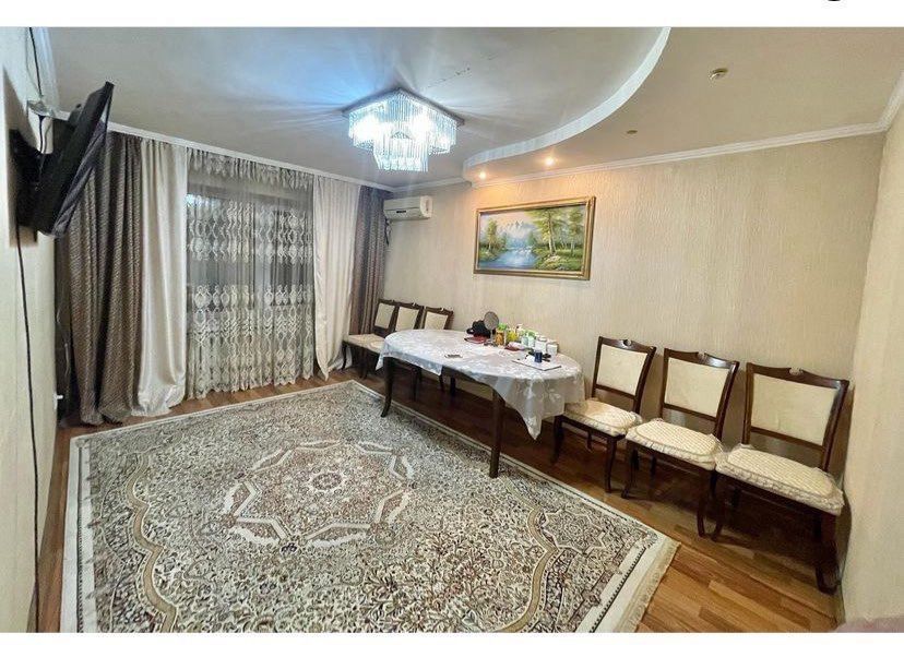 Продам стол стулья. Стол раскрывается