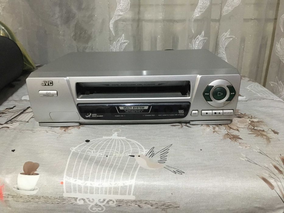 Видеомагнитофон JVC Multi System на запчасти или ремонт.