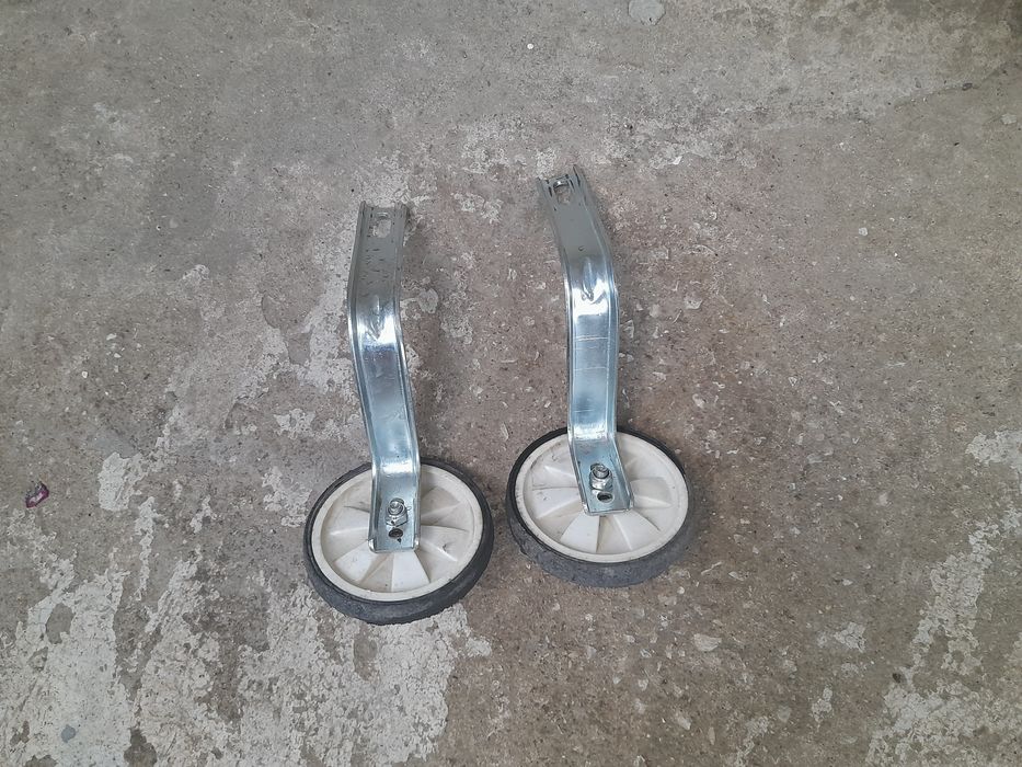 Детско червено колело с помощни колела