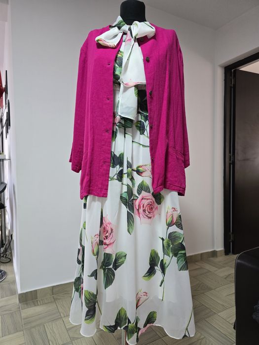 Rochie superba, model cu trandafiri, funda in zona bustului