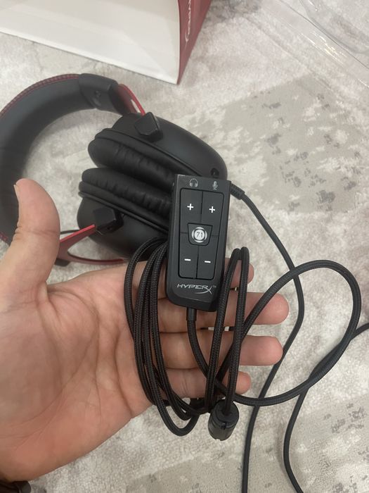 Продам новые игровые наушники hyperx cloud II