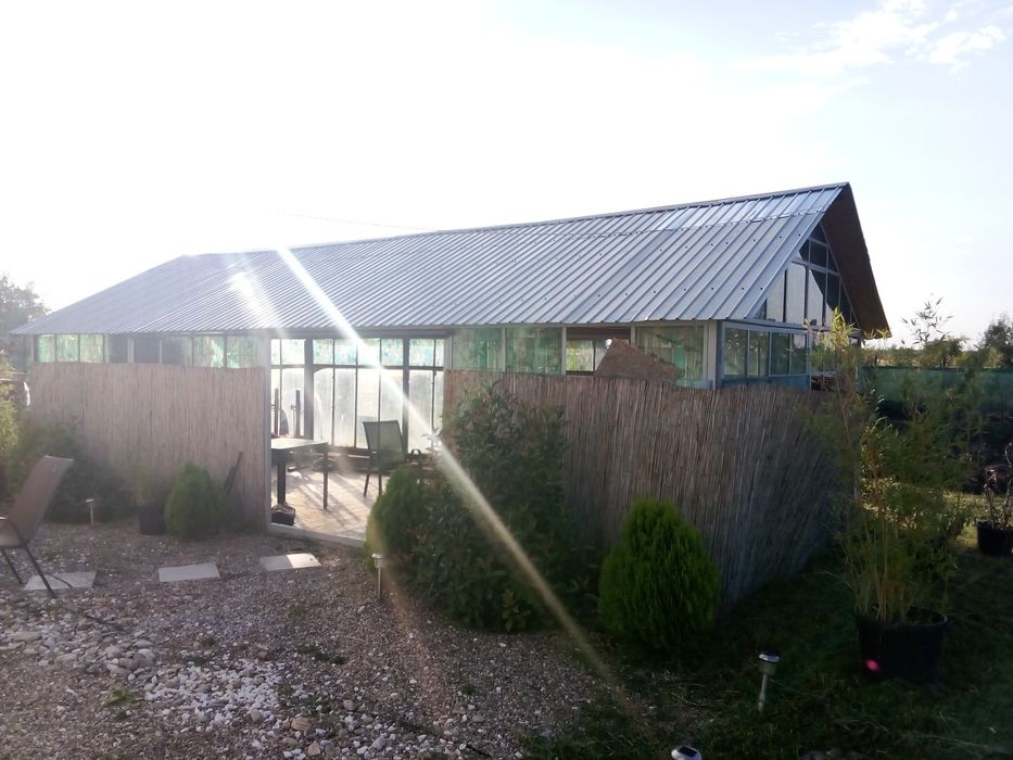 Vând seră cu structura metalică