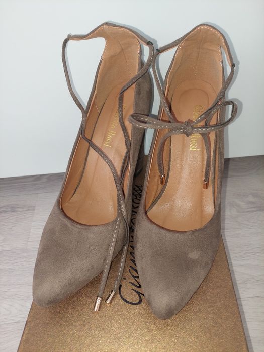 Продам туфли новые