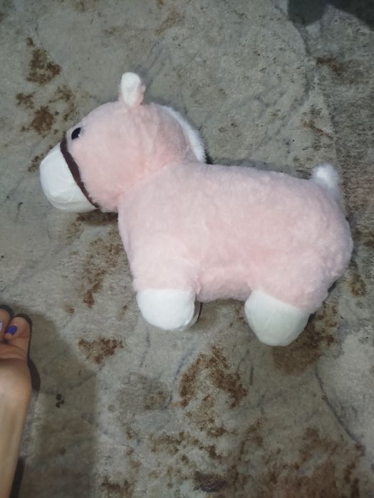 Мягкая плюшевая игрушка в виде лошадки.