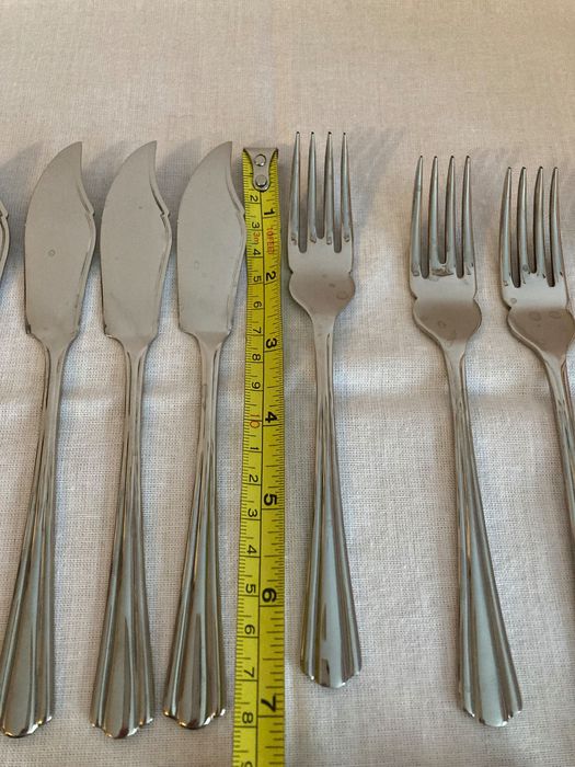 Комплект вилици и ножове за риба и 6 кафени лъжички
