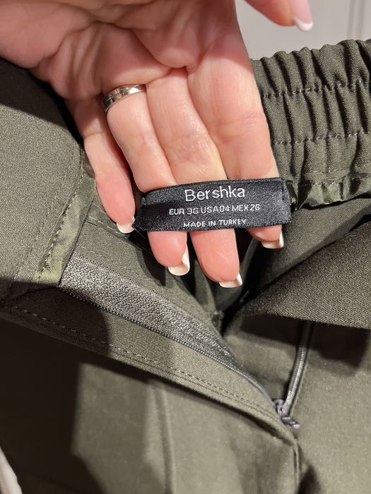 Pantaloni kaki bershka 36 nepurtati
