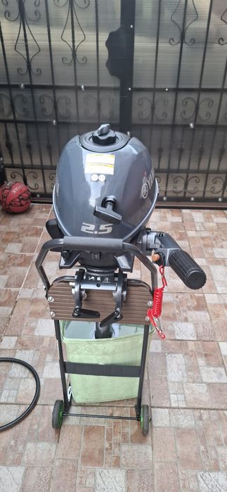 Vînd barca plus motor