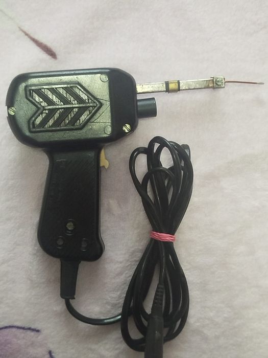 Pistol de lipit negru