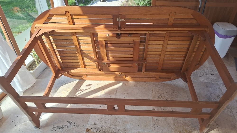 Дървена градинска маса