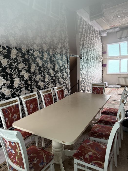 Продаеться стол с 12 стулями