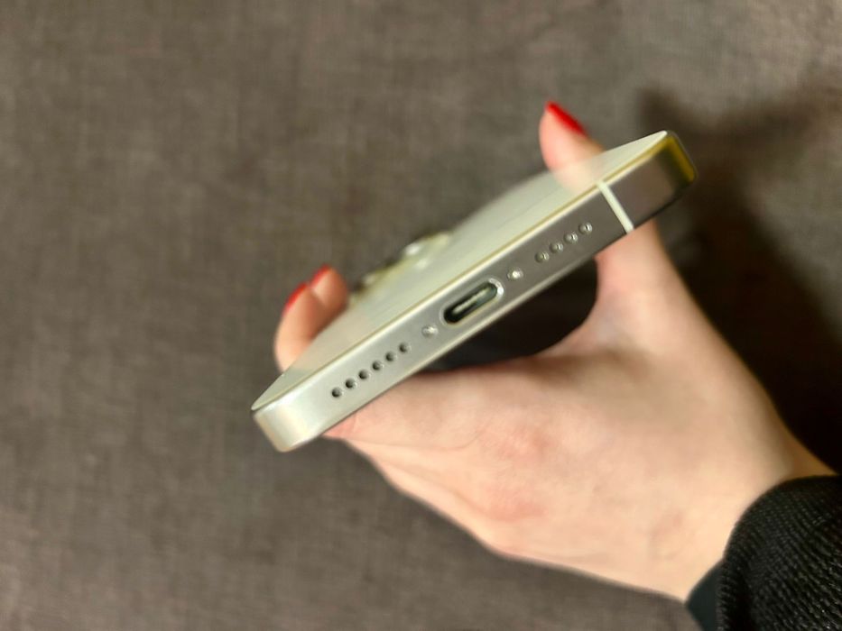 Vând iPhone 15 Pro Max – 512 GB