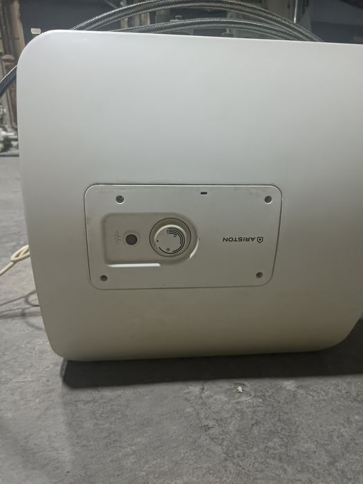 Электрический водонагреватель "Ariston", 30л, б/у