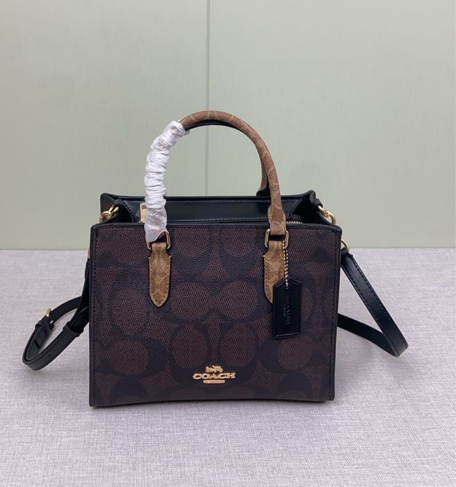 Coach Maggie Small Tote Bag – Стил, функционалност и градска елегантност