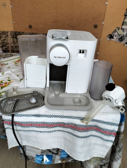 Vând Nespresso DeLonghi Gran Lattissima