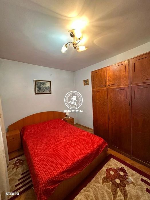 Apartamen 3 camere de vanzare, semidecomandat, etaj intermediar - Podu