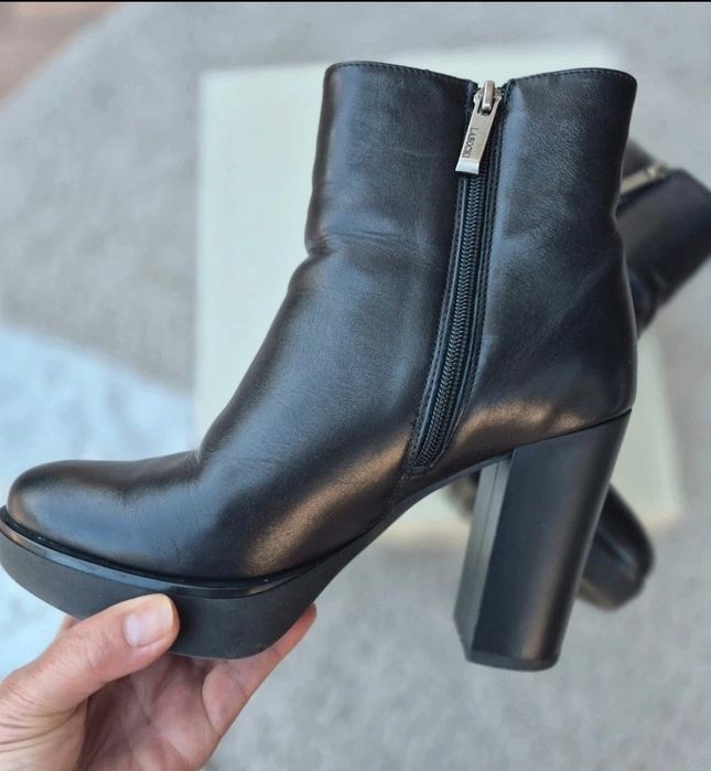 Ghete din piele naturala neagra,Lasocki,marimea 37, captusite, comode
