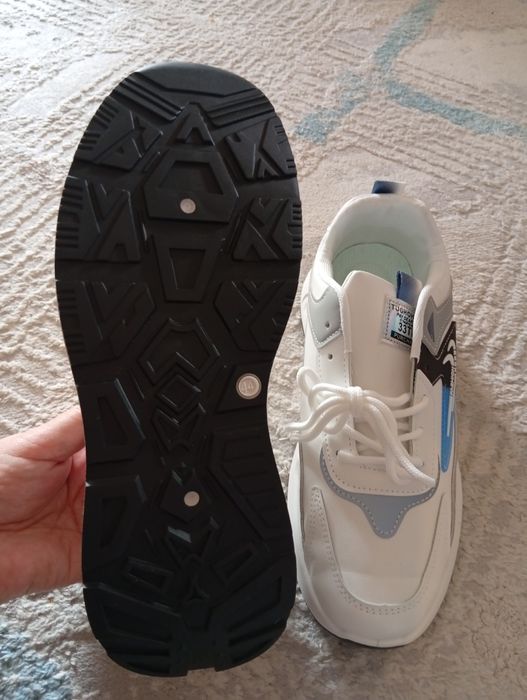 Кросовки новые продам